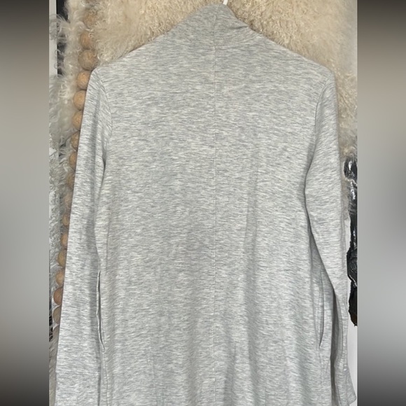Athleta Pranayama Wrap, light heather gray, Size: XXS, NWT. MSRP: $89.00 - Picture 5 of 8